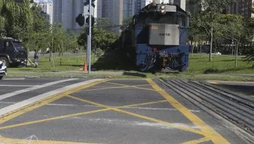 Manutenção em linha férrea vai interditar rua por 12h em Curitiba