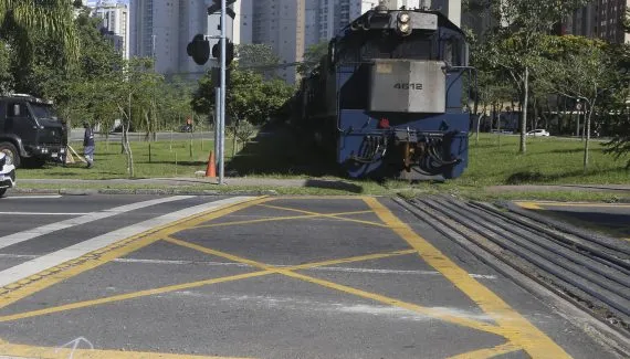 Manutenção em linha férrea vai interditar rua por 12h em Curitiba
