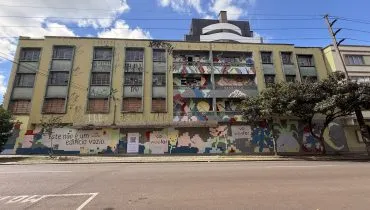 O Edifício Brasil, uma das primeiras edificações verticais do bairro Mercês, construído em 1959 por um imigrante judeu polonês que, em 1942, fugiu de um gueto em seu país durante a ocupação nazista. Foto: Divulgação Weefor/Brenda Pontes