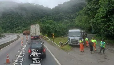 BR-277 tem bloqueio para retirada de caminhão Viaduto dos Padres