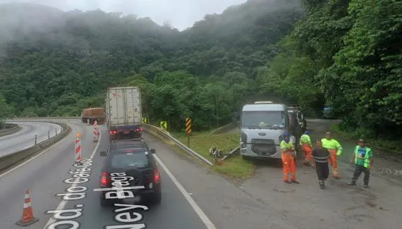 BR-277 tem bloqueio para retirada de caminhão Viaduto dos Padres