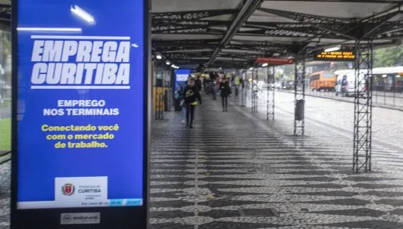 Terminais de ônibus de Curitiba oferecem 6 mil vagas de emprego
