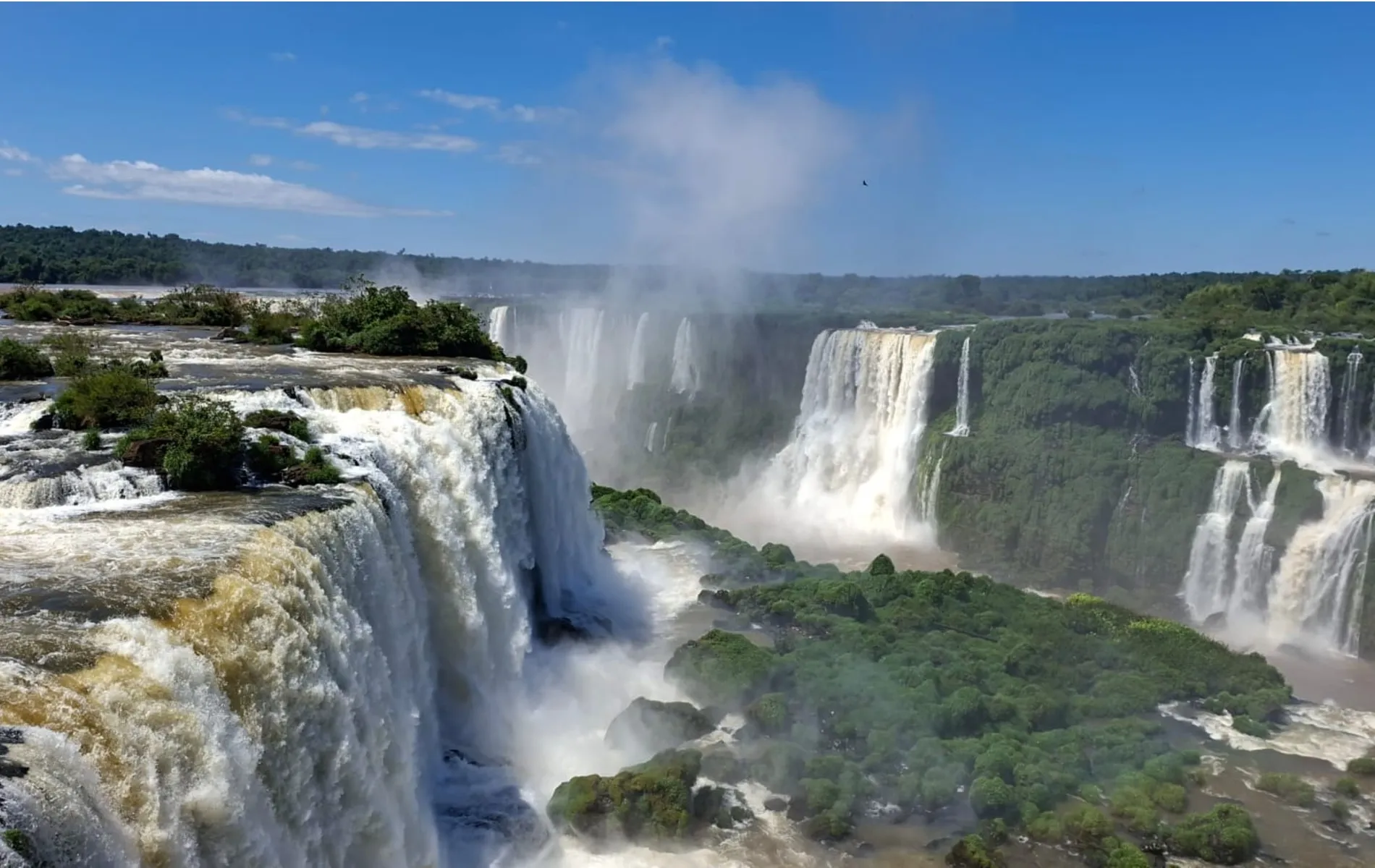 Imagem das quedas de água do Parque Nacional do Iguaçu