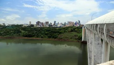Imagem do Rio Paraná, no trecho da Cidade do Leste, no Paraguai.