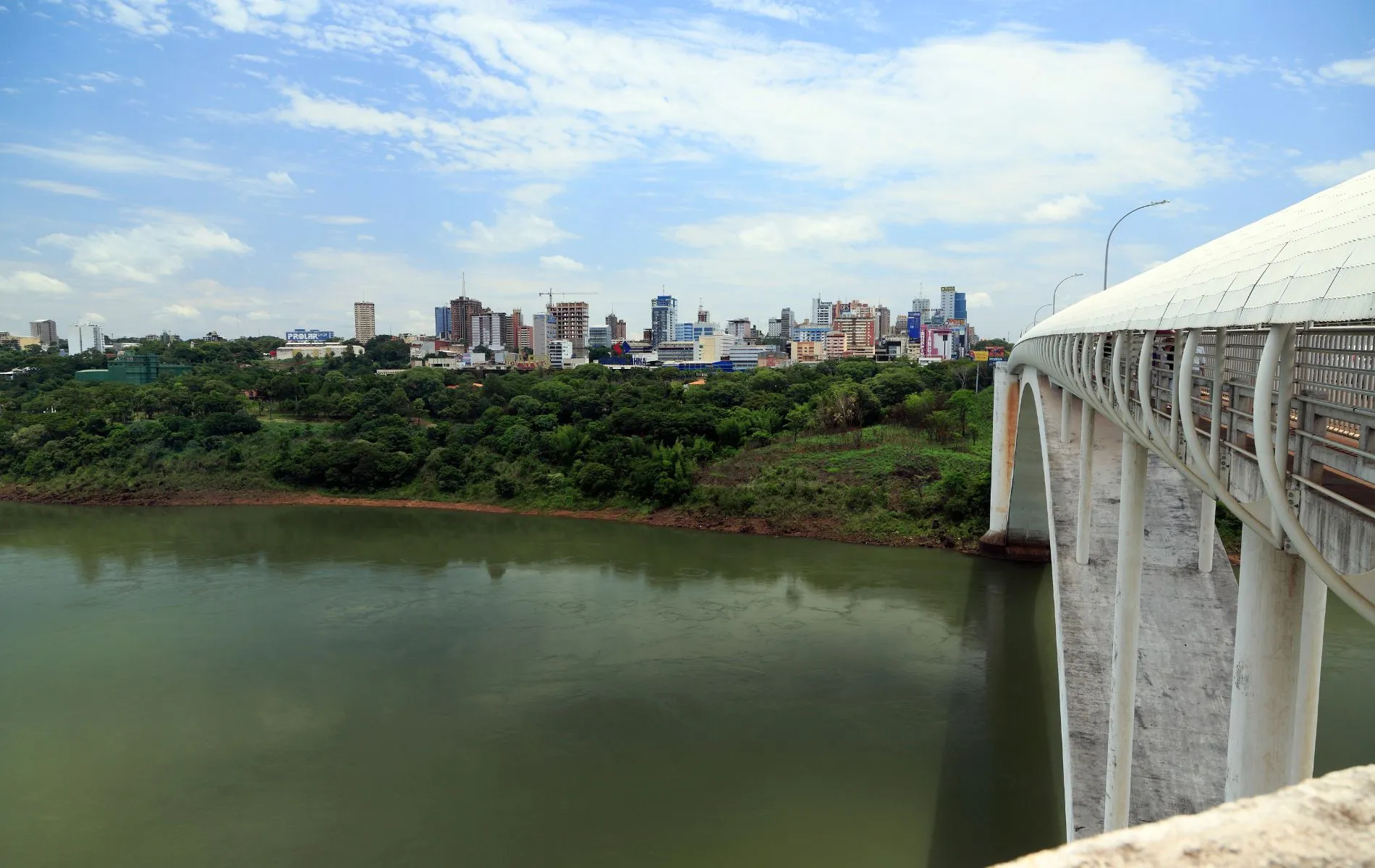 Imagem do Rio Paraná, no trecho da Cidade do Leste, no Paraguai.