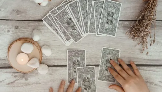 Tarot do dia: previsão para os 12 signos em 18/05/2026