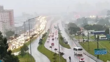 Trânsito em Curitiba: Linha Verde com chuva e grande congestionamento