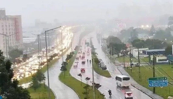 Trânsito em Curitiba: Linha Verde com chuva e grande congestionamento