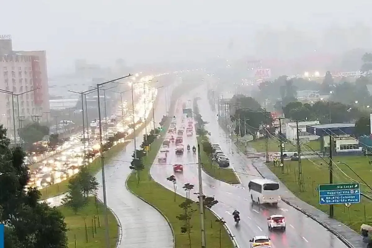 Imagem da Muralha Digital mostra o congestionamento no sentido Pinheirinho da Linha Verde.