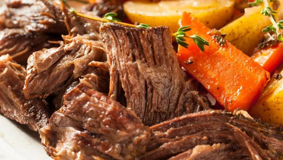 Imagem mostra uma carne na panela de pressão com cenoura e batatas
