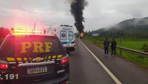 BR-277 tem bloqueio total por incêndio. Trânsito do Paraná em tempo real