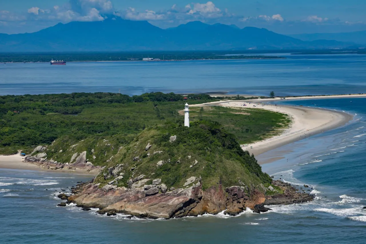 O Parque Estadual da Ilha do Mel, um dos principais destinos turísticos do litoral paranaense, ainda não possui plano de manejo definitivo