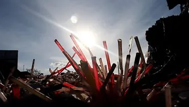 Canudos de papel e plástico usados.