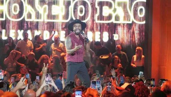 Alexandre Pires traz a Curitiba mistura inédita de sertanejo e pagode