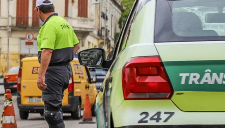 Trânsito em Curitiba hoje: árvore de grande porte cai no Batel e interdita rua inteira