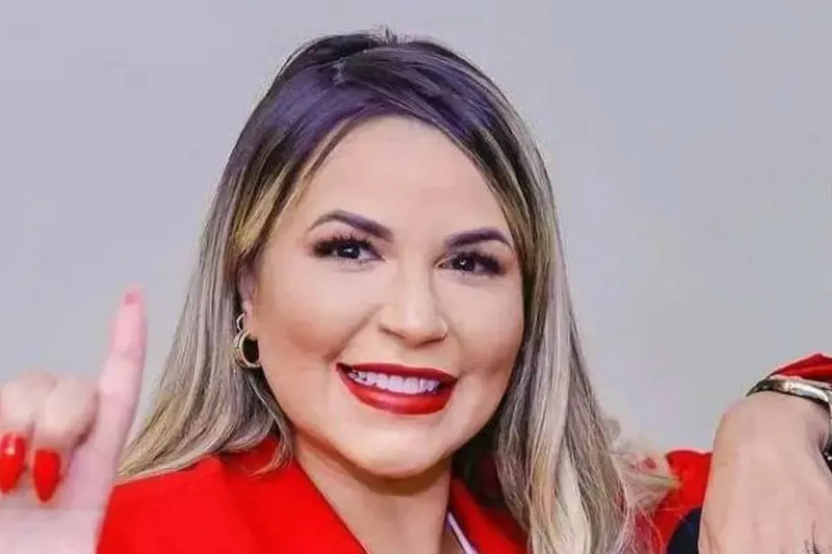 Imagem mostra Deolane Bezerra com uma roupa vermelha.