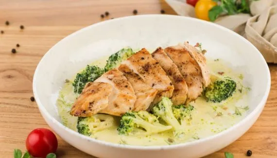 Almoço saudável: 5 receitas leves e proteicas com peito de frango 