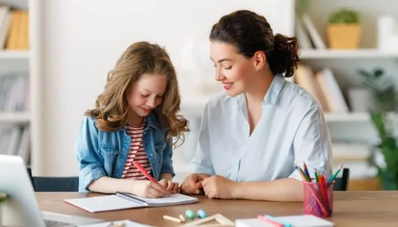 Lição de casa: 5 formas de ajudar a criança sem fazer a tarefa por ela