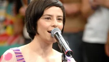 Imagem mostra Fernanda Takai, vocalista do Pato Fu.