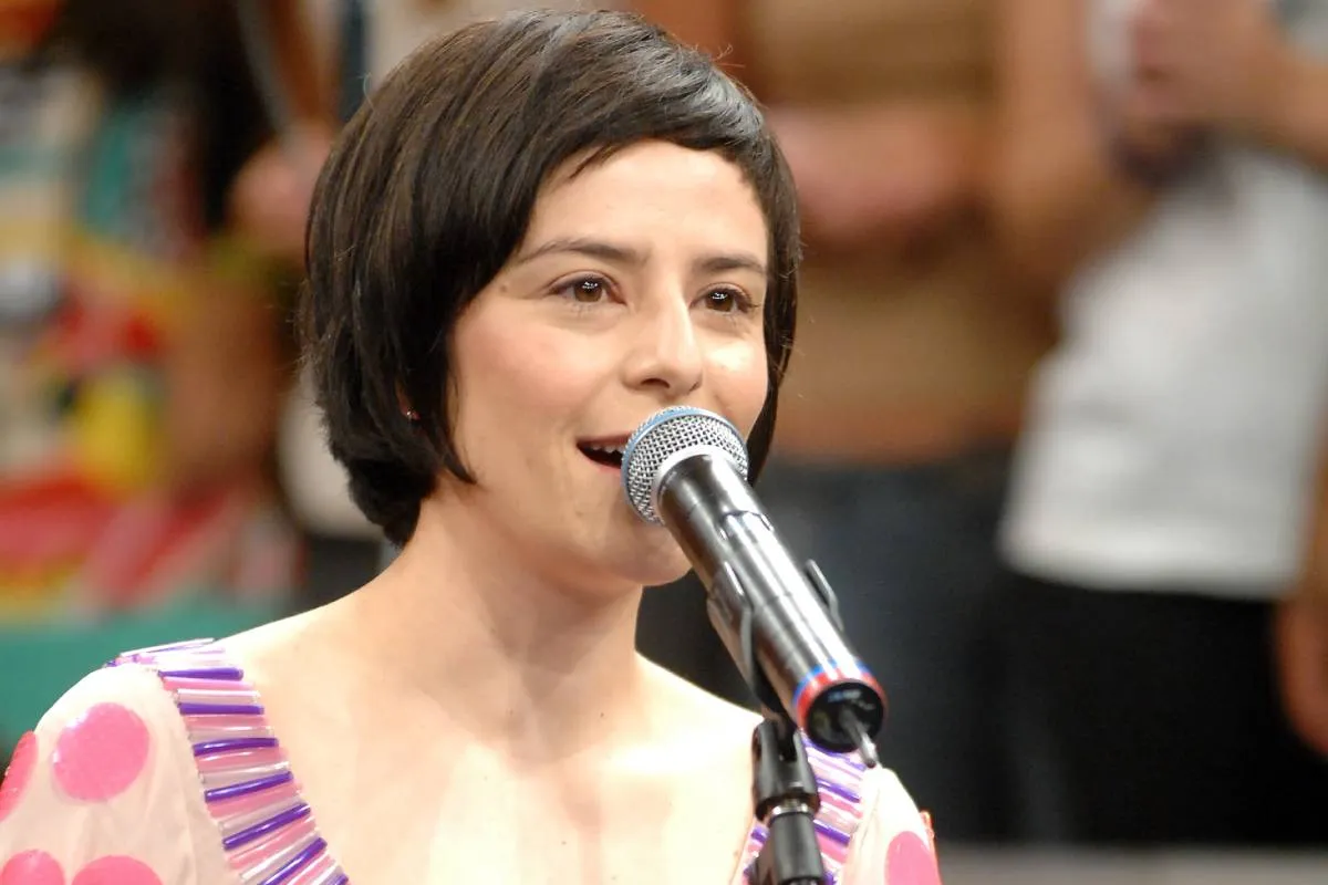 Imagem mostra Fernanda Takai, vocalista do Pato Fu.