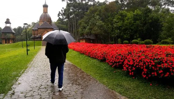 Previsão do tempo para Curitiba nesta sexta-feira: frio e chuva ao longo do dia