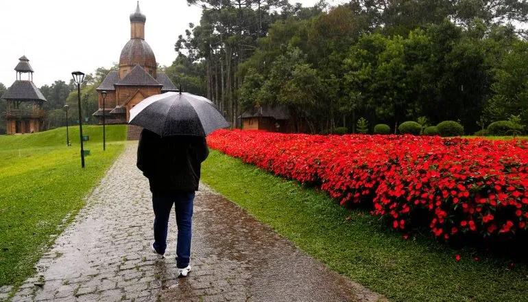 Temporais no Paraná: 16 cidades ultrapassam 100 mm de chuva
