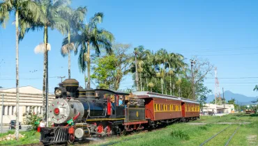 Passeio do Trem Caiçara, entre Morretes e Antonina, usa a Maria Fumaça mais antiga em operação no Brasil