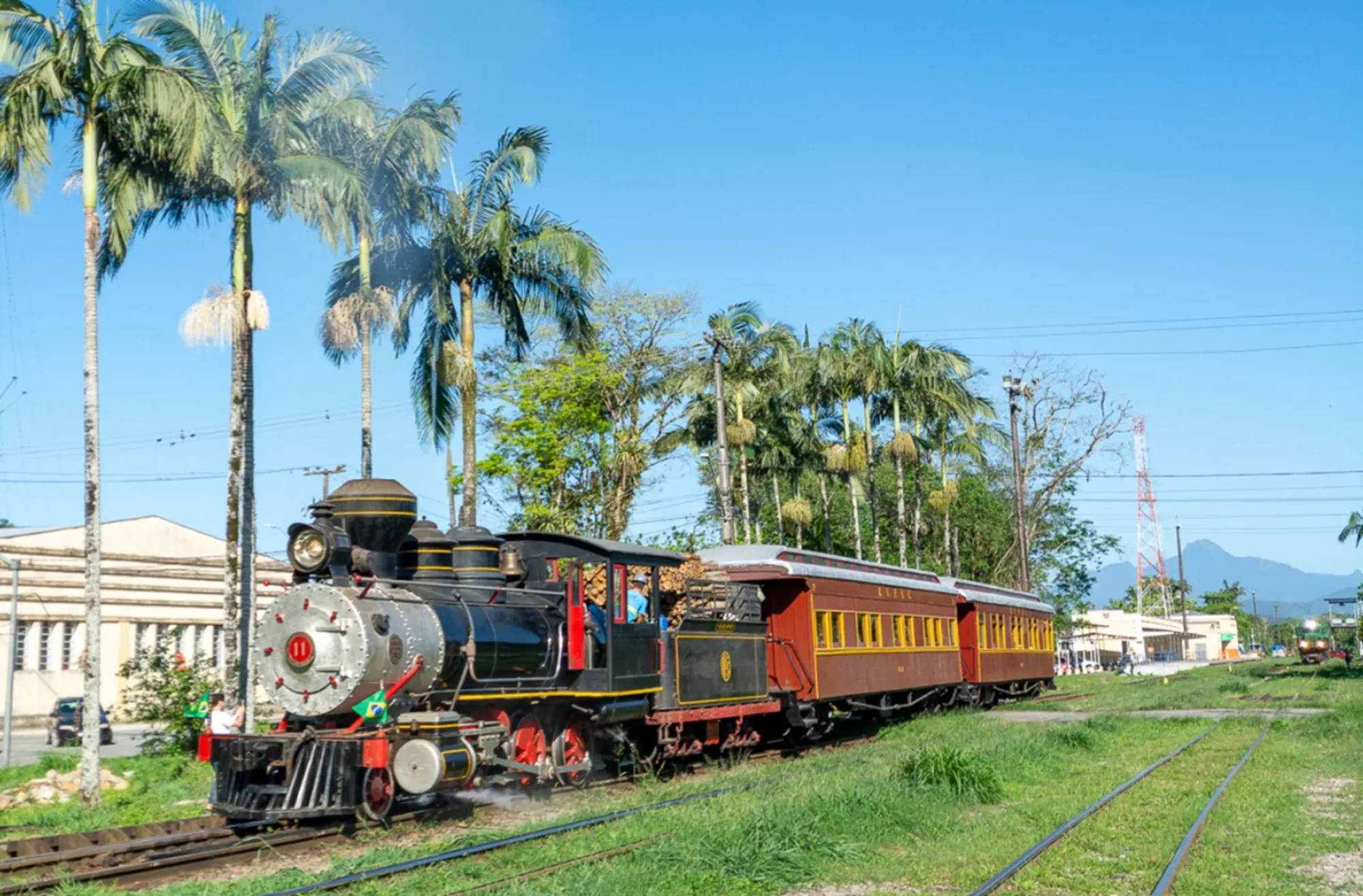 Passeio do Trem Caiçara, entre Morretes e Antonina, usa a Maria Fumaça mais antiga em operação no Brasil