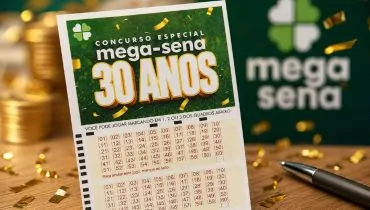 Volante oficial de apostas das Loterias Caixa para o concurso especial Mega-Sena 30 anos em primeiro plano, sobre uma mesa de madeira. Ao fundo, uma pilha de moedas douradas, confetes dourados espalhados, uma caneta preta e uma caixa verde com o logotipo da Mega-Sena e um trevo de quatro folhas.