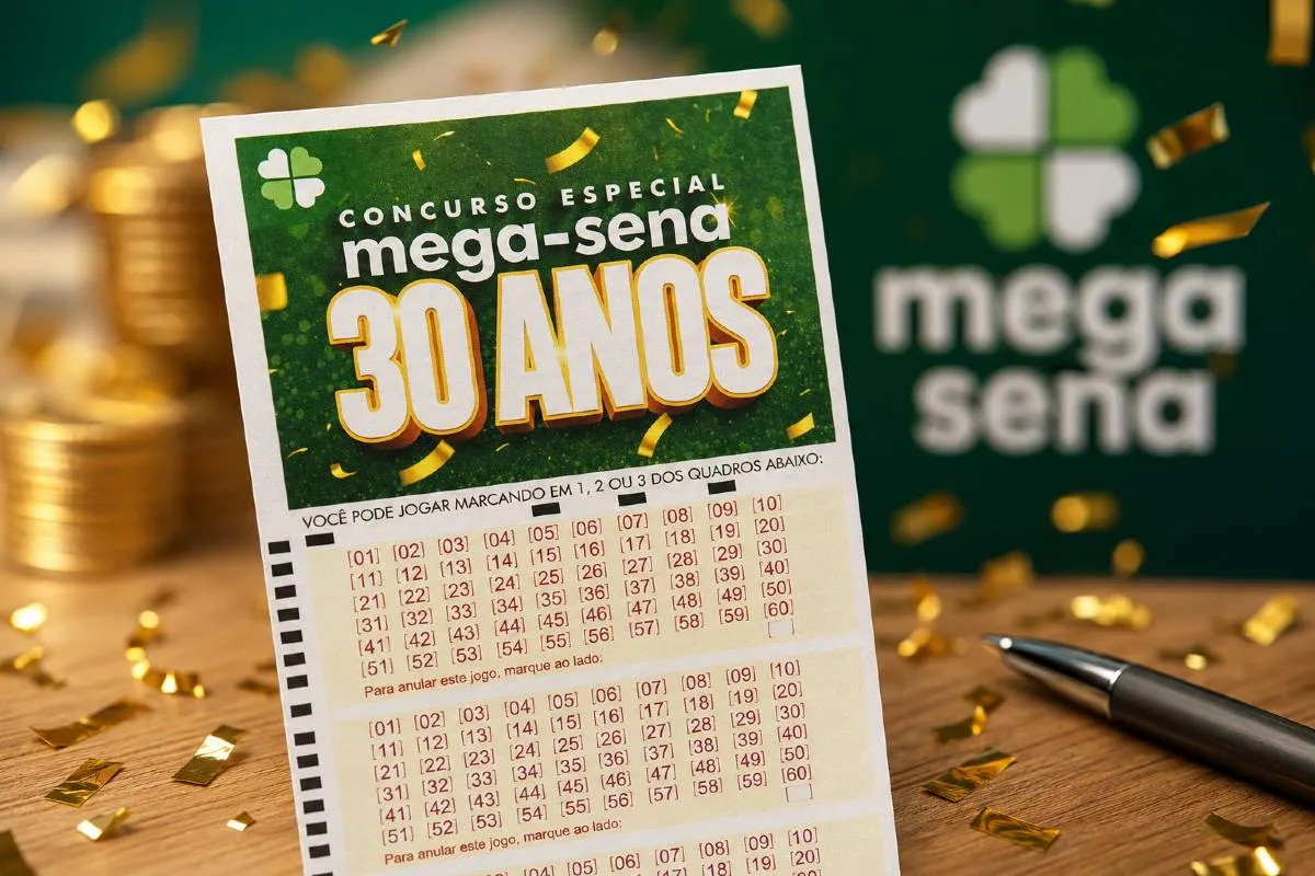 Volante oficial de apostas das Loterias Caixa para o concurso especial Mega-Sena 30 anos em primeiro plano, sobre uma mesa de madeira. Ao fundo, uma pilha de moedas douradas, confetes dourados espalhados, uma caneta preta e uma caixa verde com o logotipo da Mega-Sena e um trevo de quatro folhas.