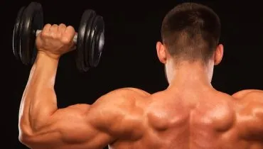 Imagem mostra um homem de costas na musculação.
