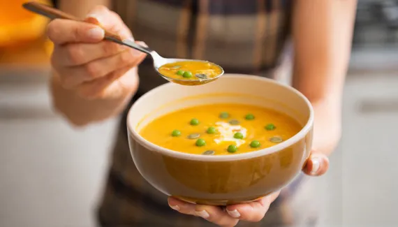 Receita de sopa cremosa de abóbora que vai blindar sua imunidade no frio