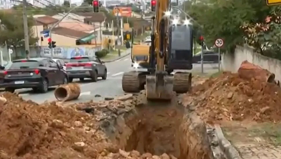 Buraco na rua Roberto Barrozo, nas mercês, traz transtornos ao trânsito da região
