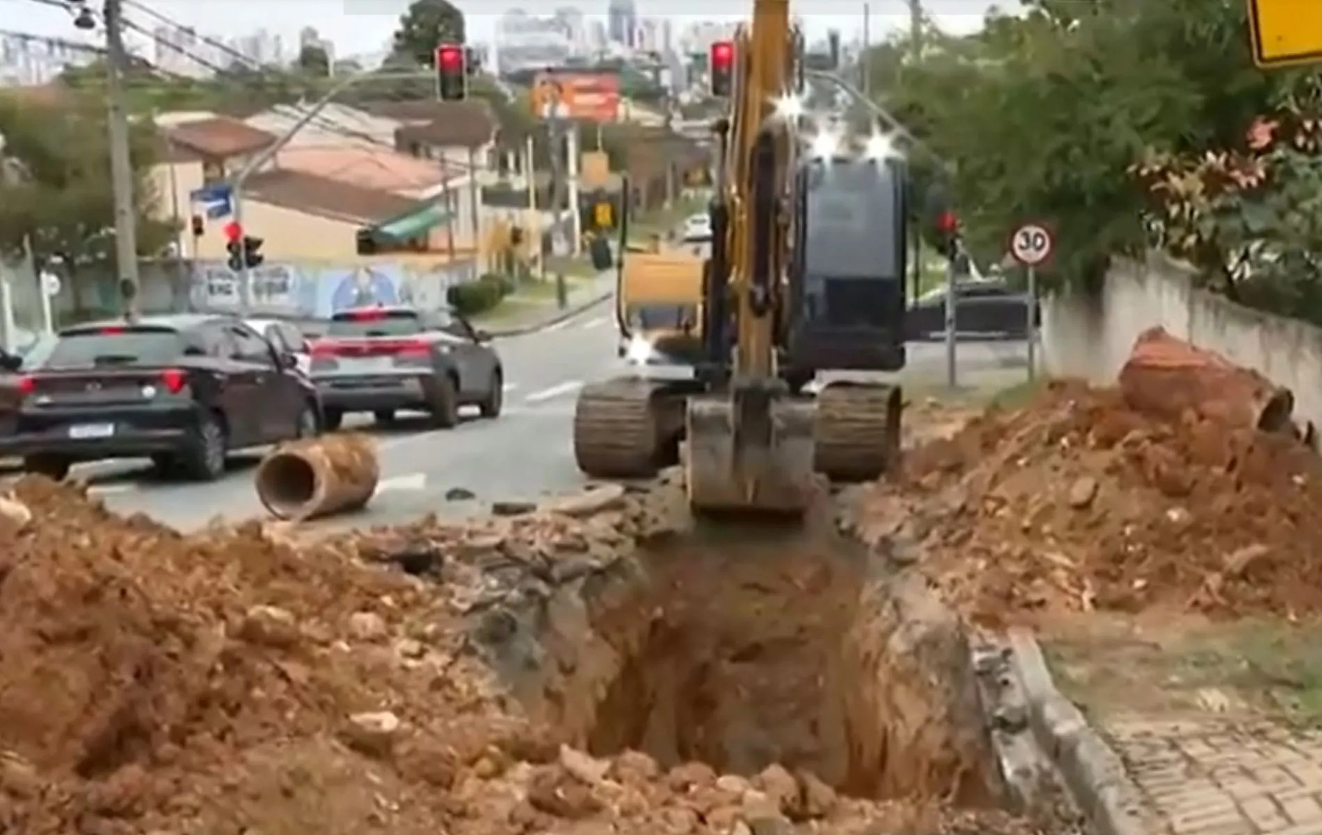 Buraco na rua Roberto Barrozo, nas mercês, traz transtornos ao trânsito da região