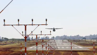 Aeroporto de Londrina fecha após problema em avião da FAB