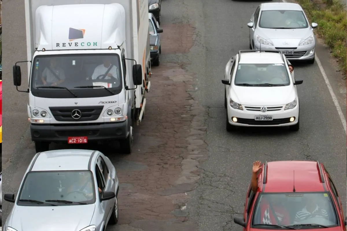 Imagem mostra congestionamento na Linha Verde, em Curitiba, na região do Complexo do Atuba.