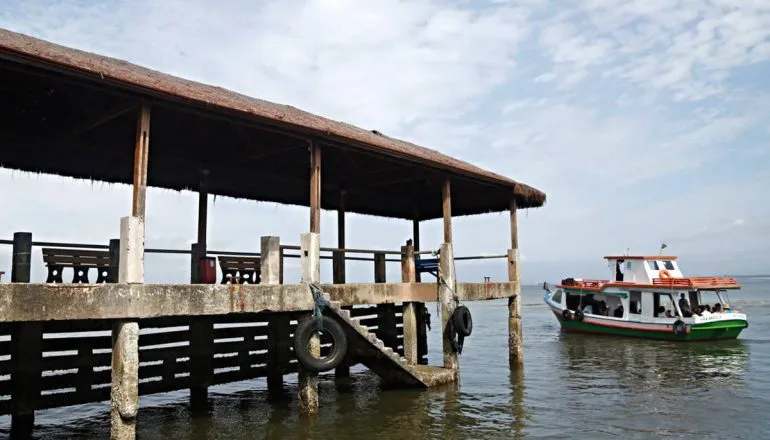 Imagem mostra o trapiche de embarque e desembarque na Ilha do Mel.