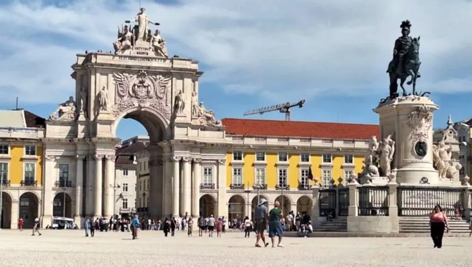 A Praça do Comércio, também conhecida como Terreiro do Paço, localizada às margens do Tejo, é um bom local para iniciar um passeio em Lisboa.