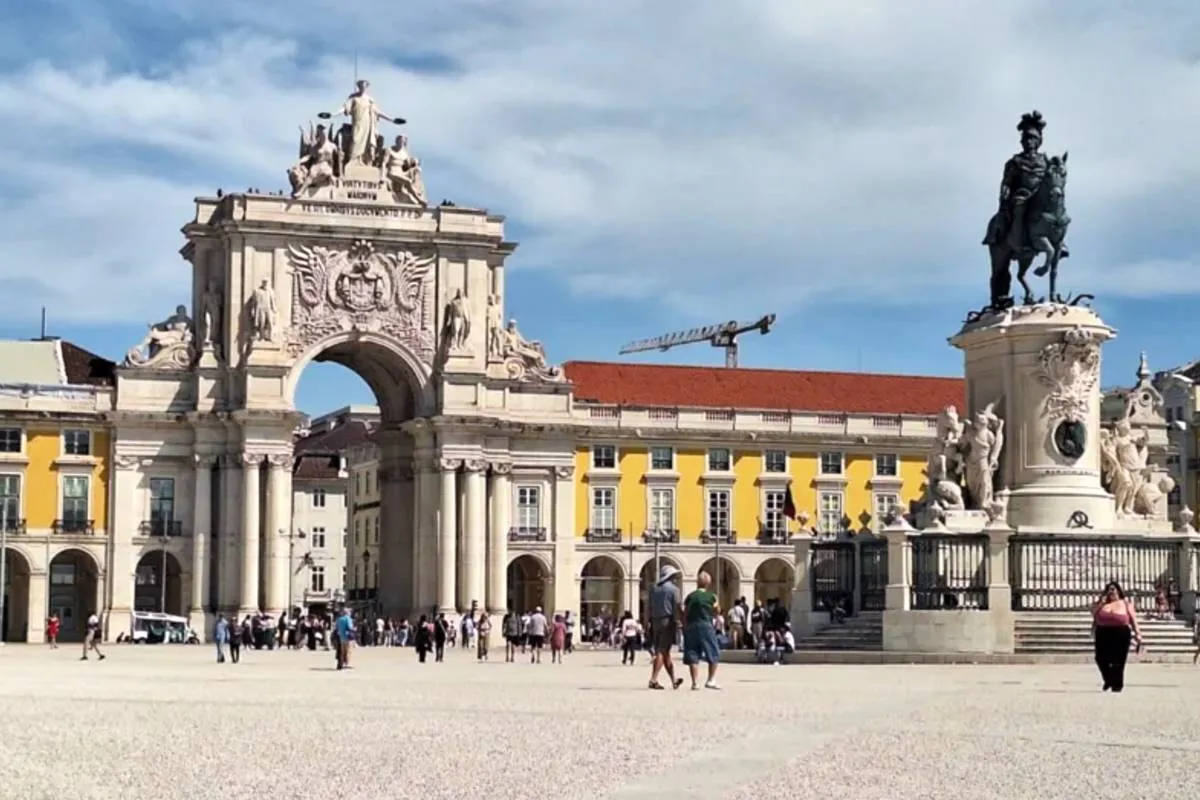 A Praça do Comércio, também conhecida como Terreiro do Paço, localizada às margens do Tejo, é um bom local para iniciar um passeio em Lisboa.