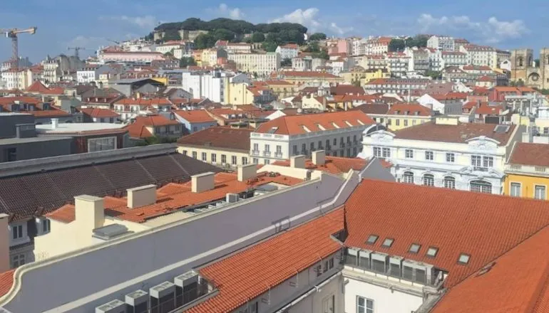 Apesar do aumento das restrições para a imigração, os brasileiros também continuam investindo em imóveis em Portugal. Na foto, Lisboa