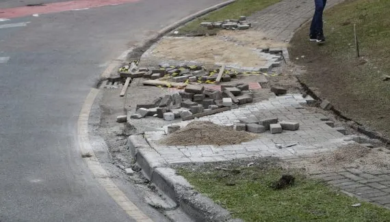 Por que calçadas ruins afetam a mobilidade de milhões de idosos no Brasil?