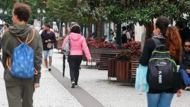 Curitiba tem quinta-feira com sol entre nuvens; temperatura não sobe muito