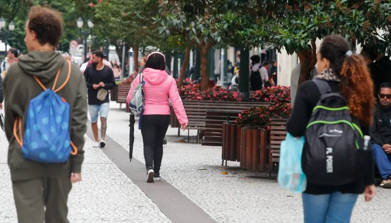 Curitiba tem quinta-feira com sol entre nuvens; temperatura não sobe muito