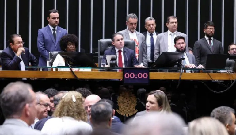 Como votaram os deputados paranaenses na PEC que acabou com a escala 6x1