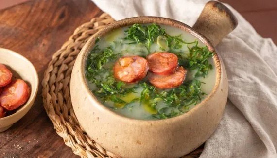 Caldo verde: 4 receitas práticas e deliciosas para os dias frios 