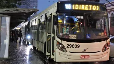 Ônibus de linha operando à noite: o fortalecimento do transporte coletivo é essencial para reduzir o tempo perdido no deslocamento entre Curitiba e a Região Metropolitana