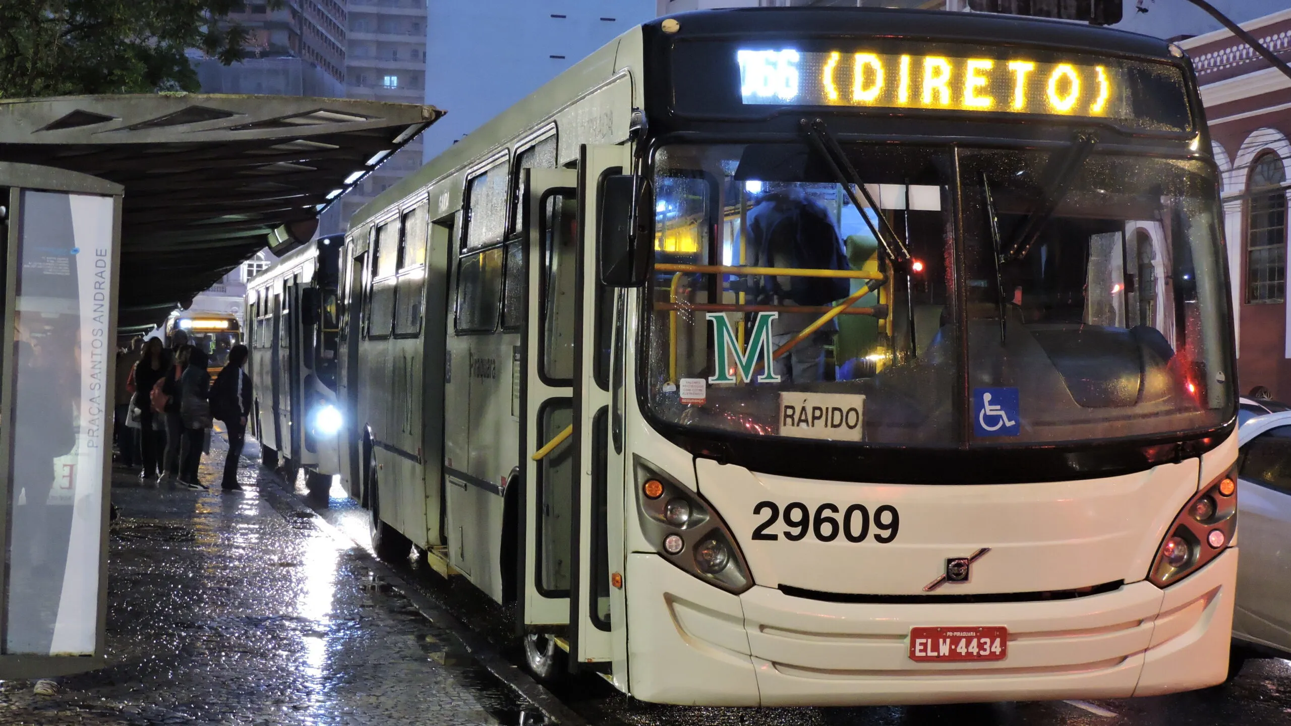 Ônibus de linha operando à noite: o fortalecimento do transporte coletivo é essencial para reduzir o tempo perdido no deslocamento entre Curitiba e a Região Metropolitana