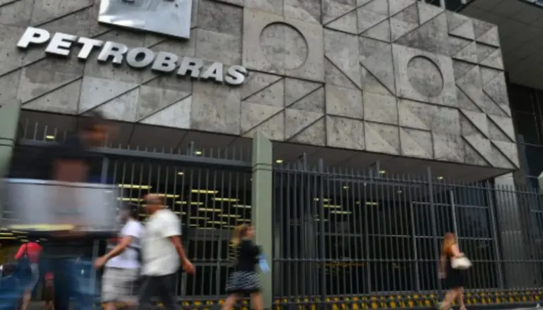 Petrobras aumenta preço da gasolina vendida a distribuidoras
