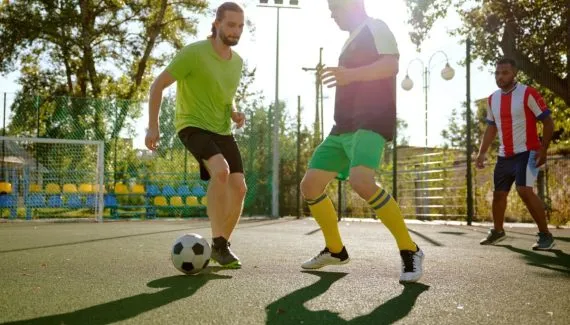 Copa do Mundo: futebol entre amigos pode aumentar risco de lesões em amadores