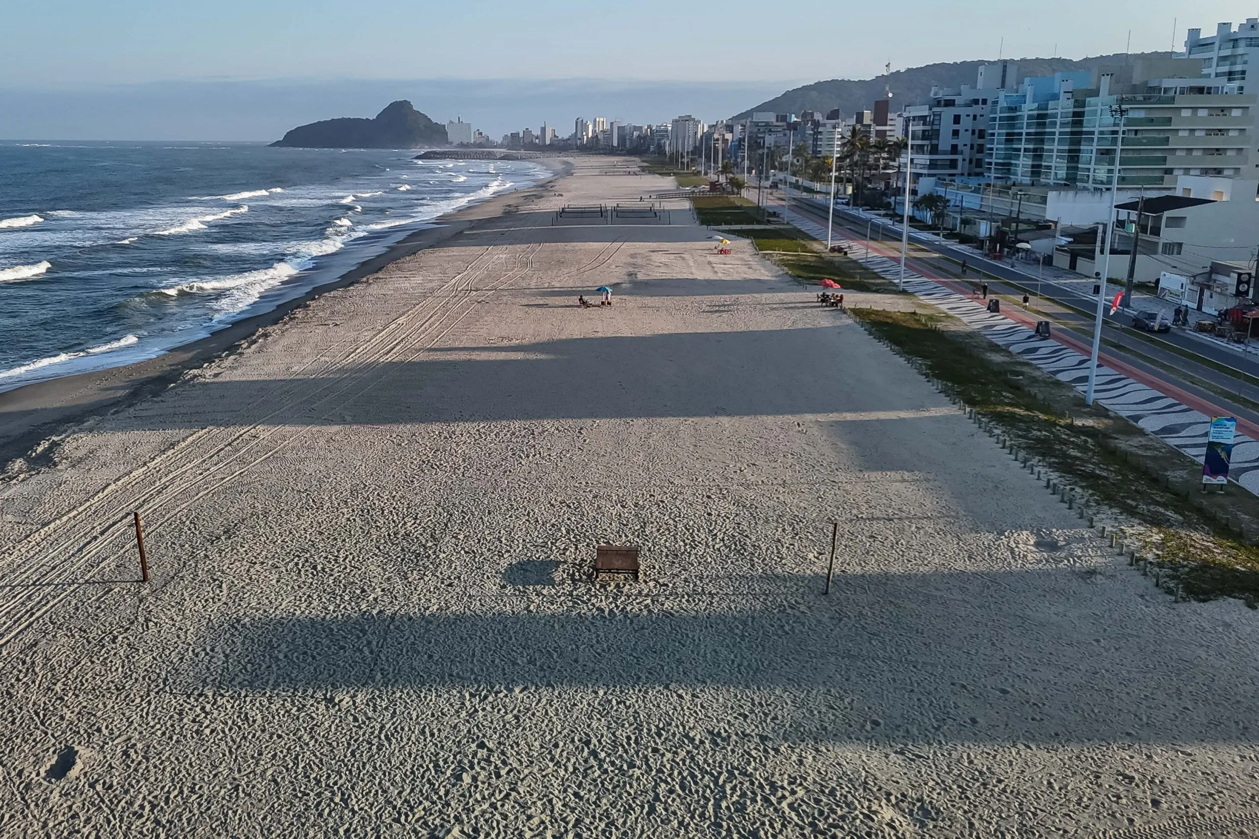 Orla de Matinhos: valor dos serviços e aluguéis em alta. Foto: Roberto Dziura Jr/AEN